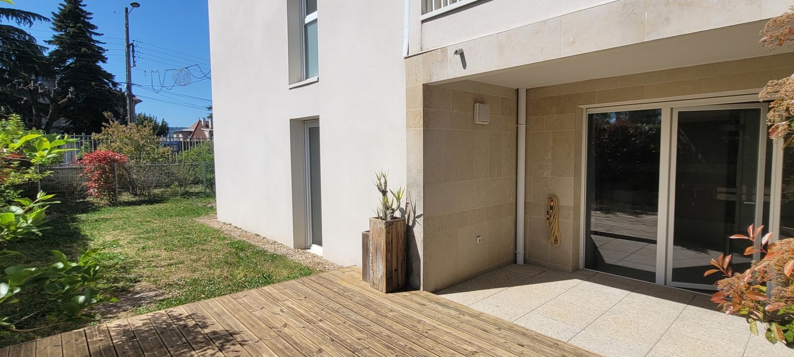 T3 de 63 m² entièrement rénové avec terrasse de 8 m² et