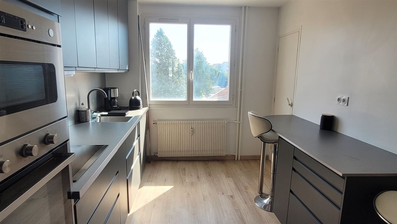T3 MEUBLÉ de 75 m² avec balcon, cellier, cave et place de