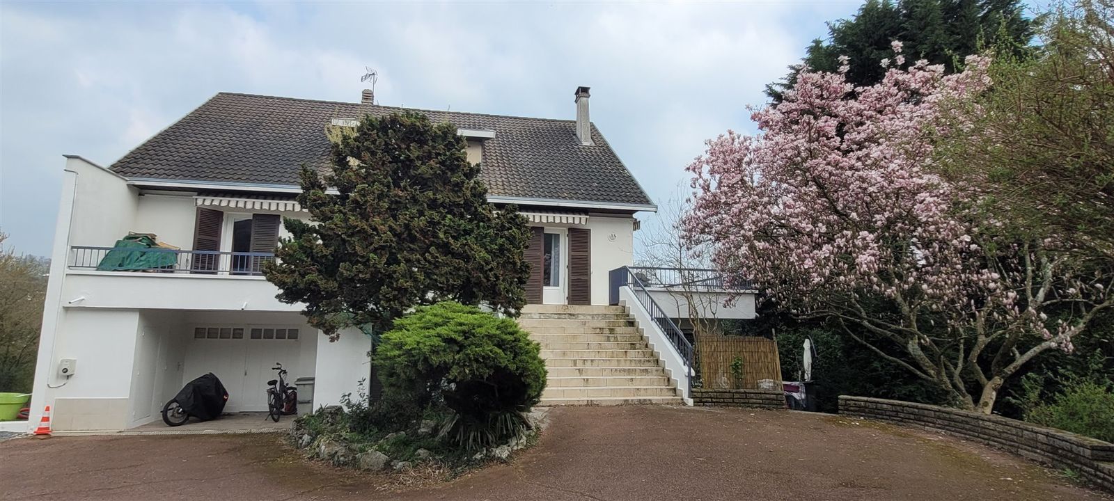 SPÉCIAL INVESTISSEURS. 4 appartements, 260 m², 4 places de